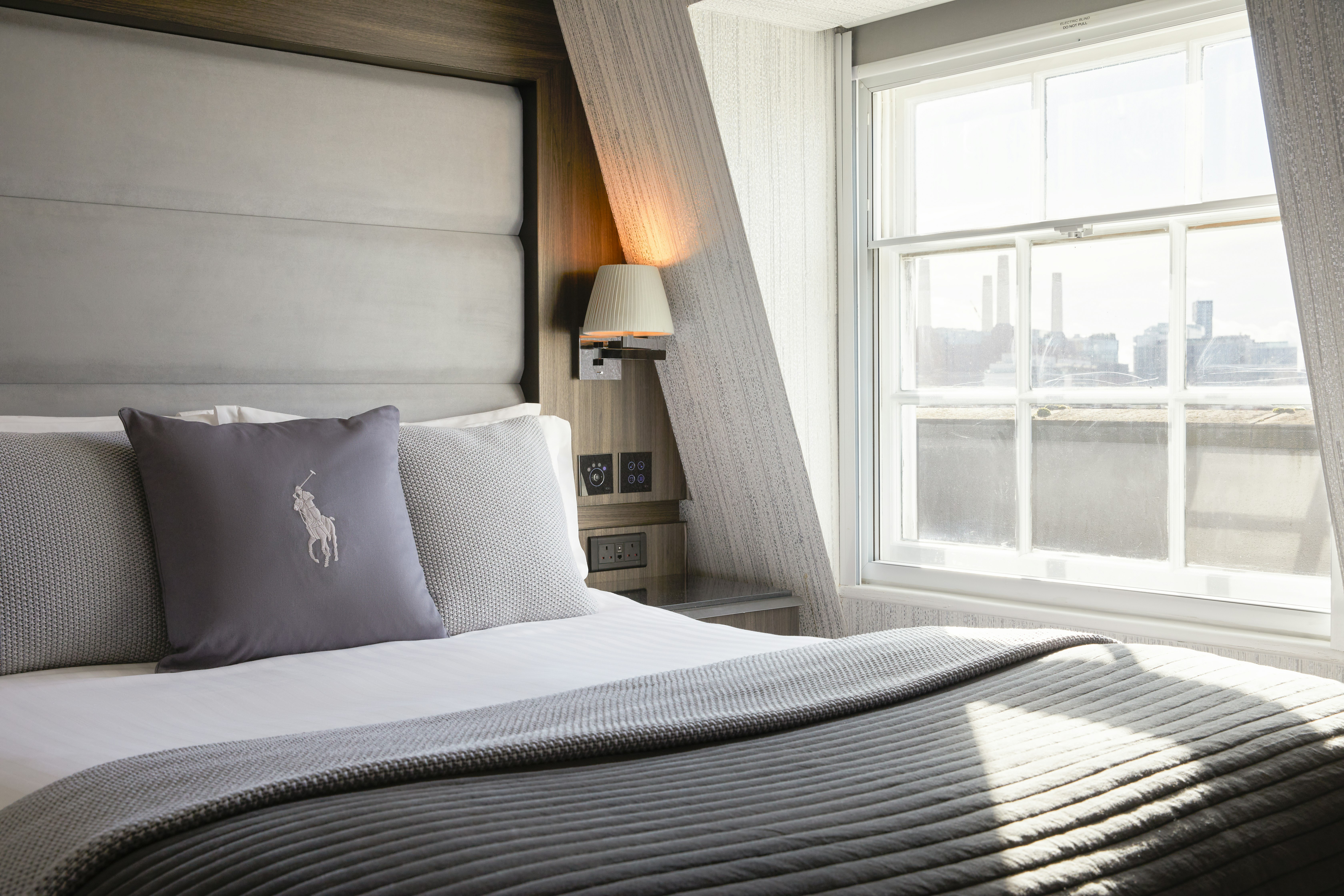 City, Queen Bed