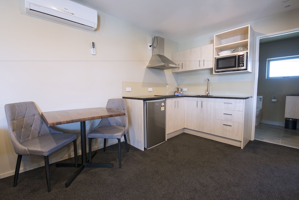 Ellerslie Palms Motel 47/68