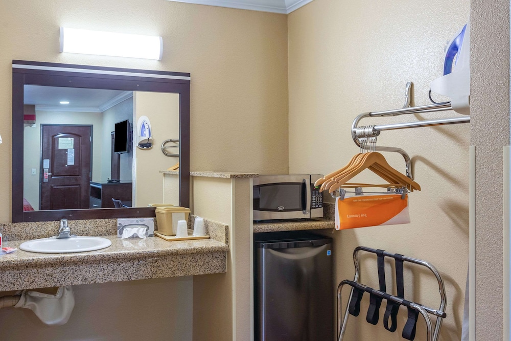 Econo Lodge Inn & Suites Escondido Downtown 31/48