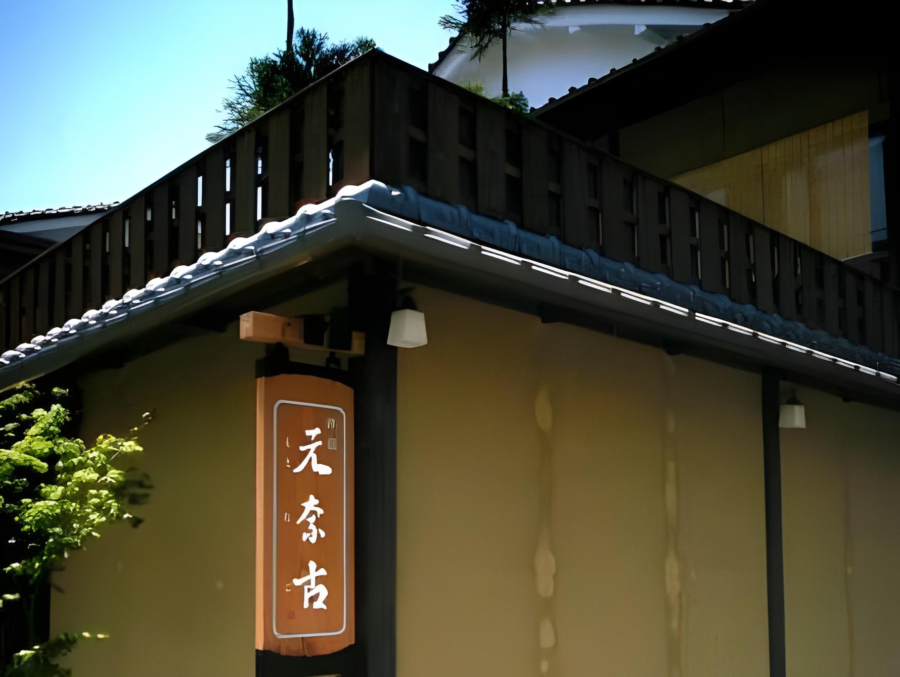 TRADITIONAL, SHARED BATHROOM