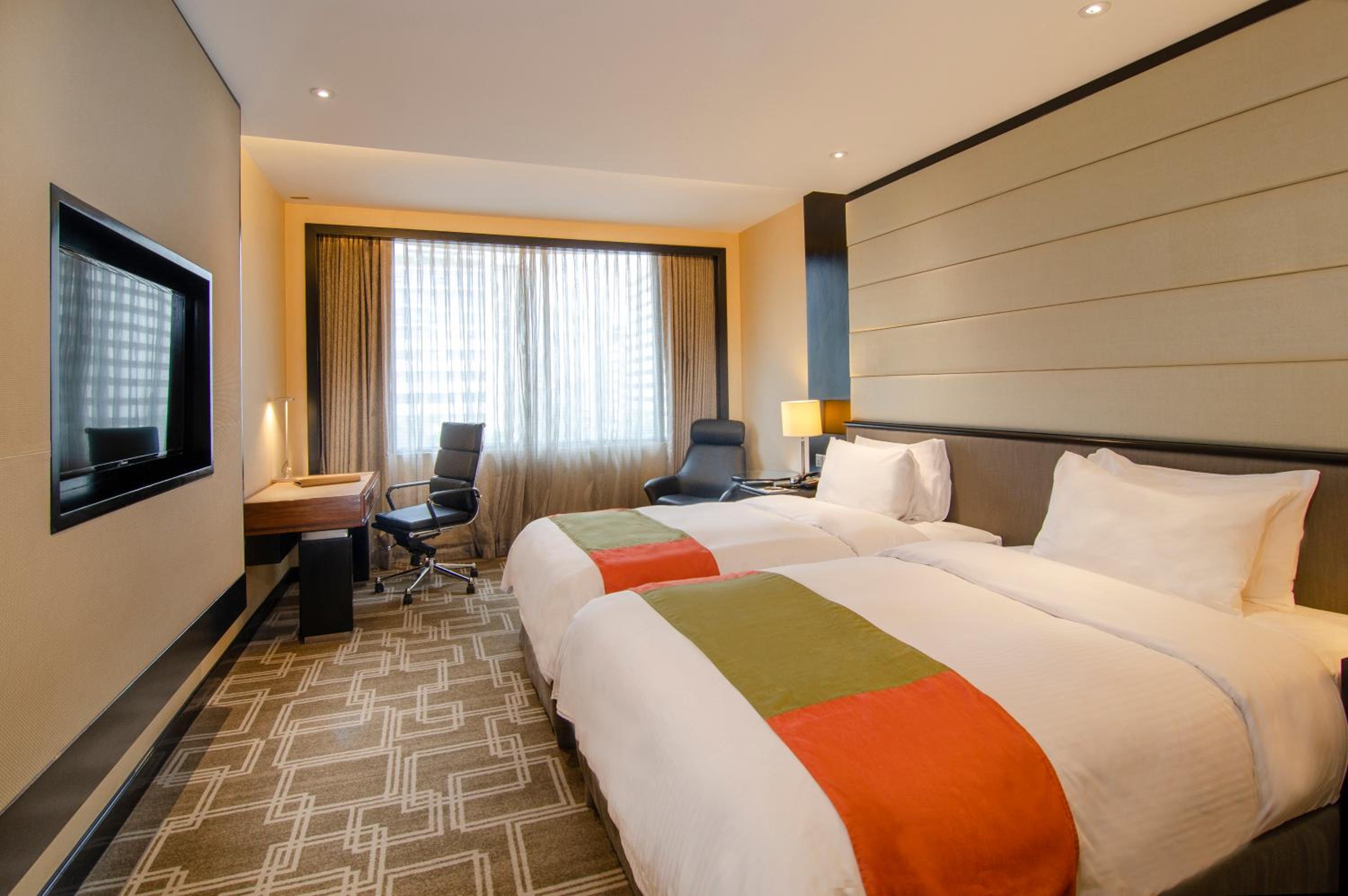 Pacific, Twin Beds