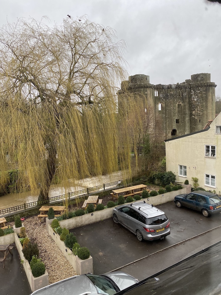 The George At Nunney 36/47