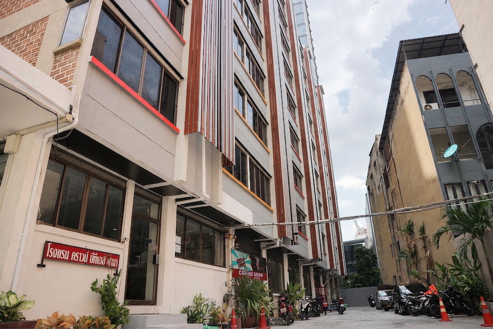 OYO 299 Crown BTS Nana Hotel 37/43