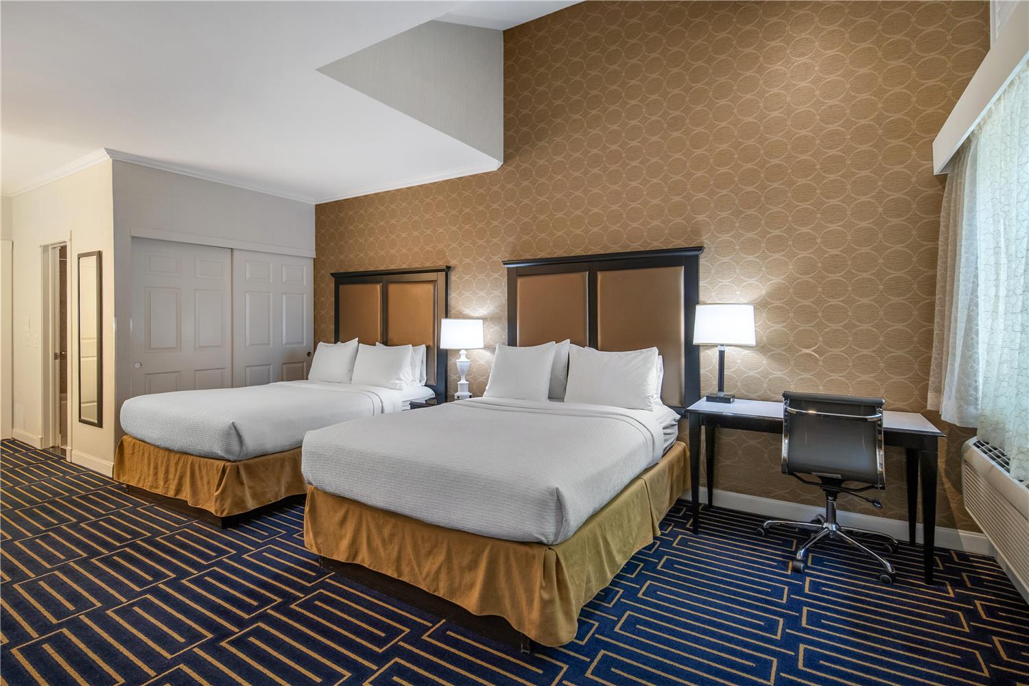 جناح بسريرين كوين مع أريكة، Best Western Plus Palm Court Hotel 2/4