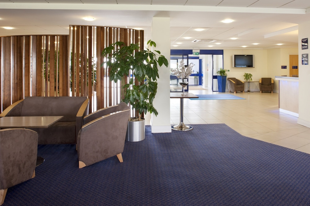 Holiday Inn Express Cardiff Airport 5/27