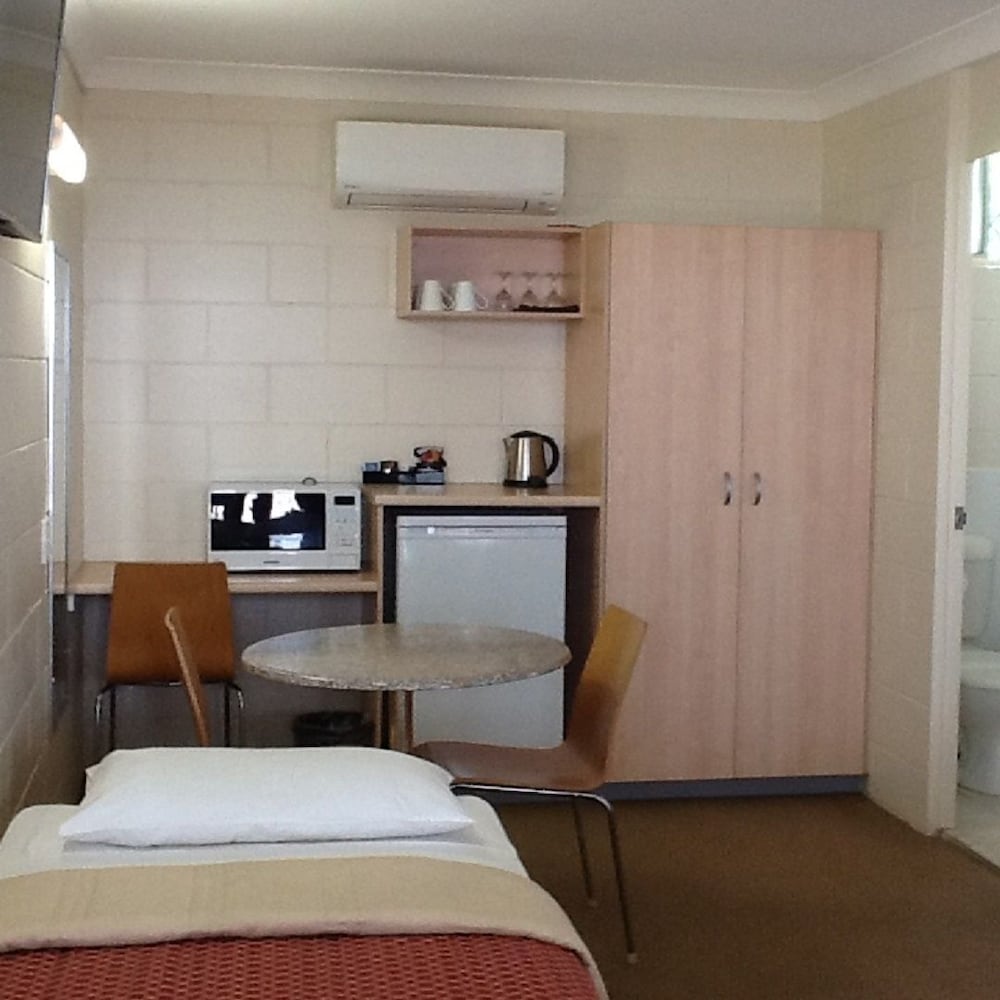 NAMBOUR LODGE MOTEL 14/37