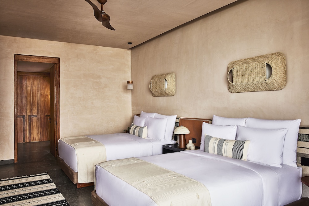 OCEAN, STUDIO, 2 QUEEN BEDS