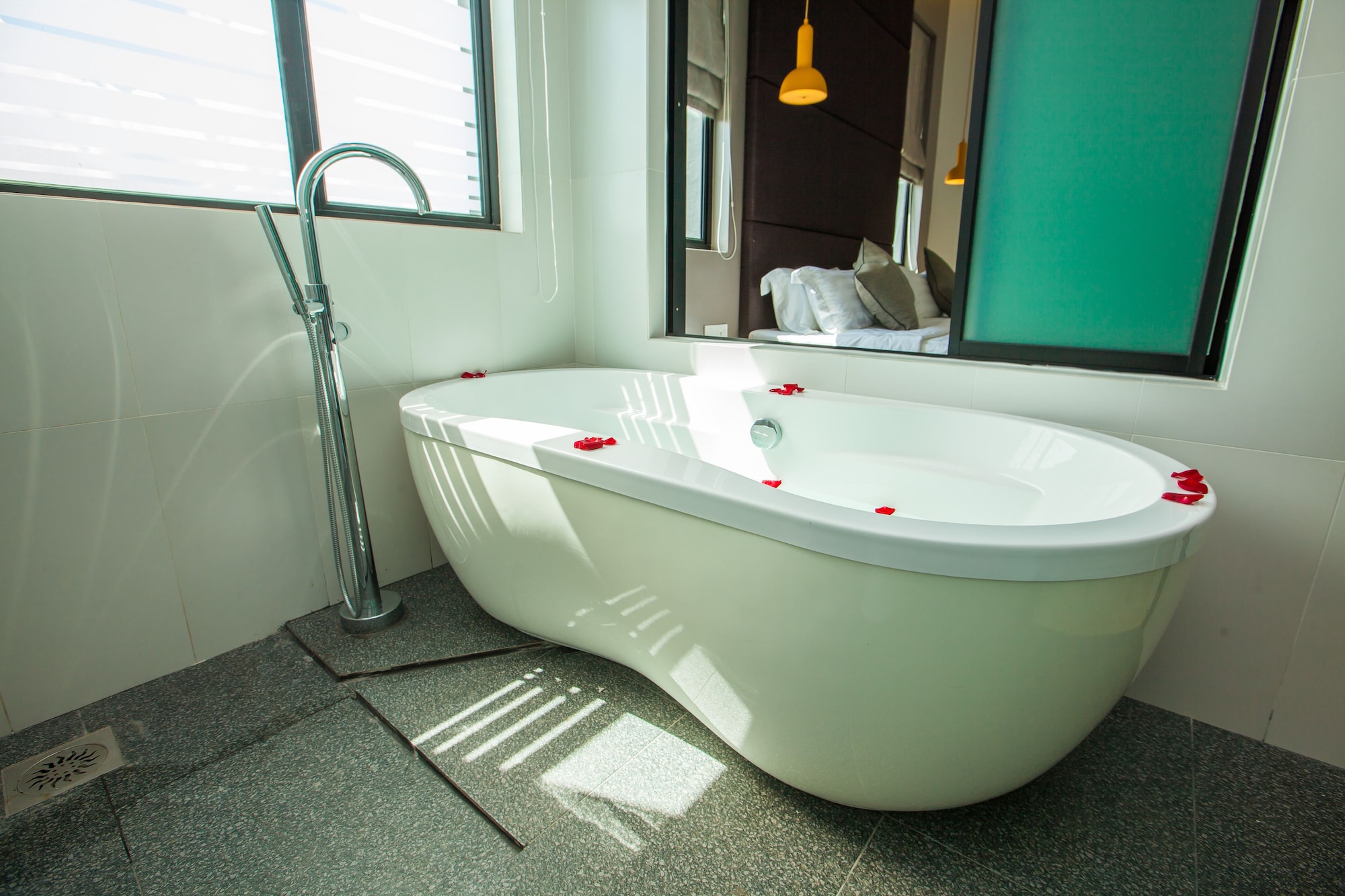 SUITE, KING BED