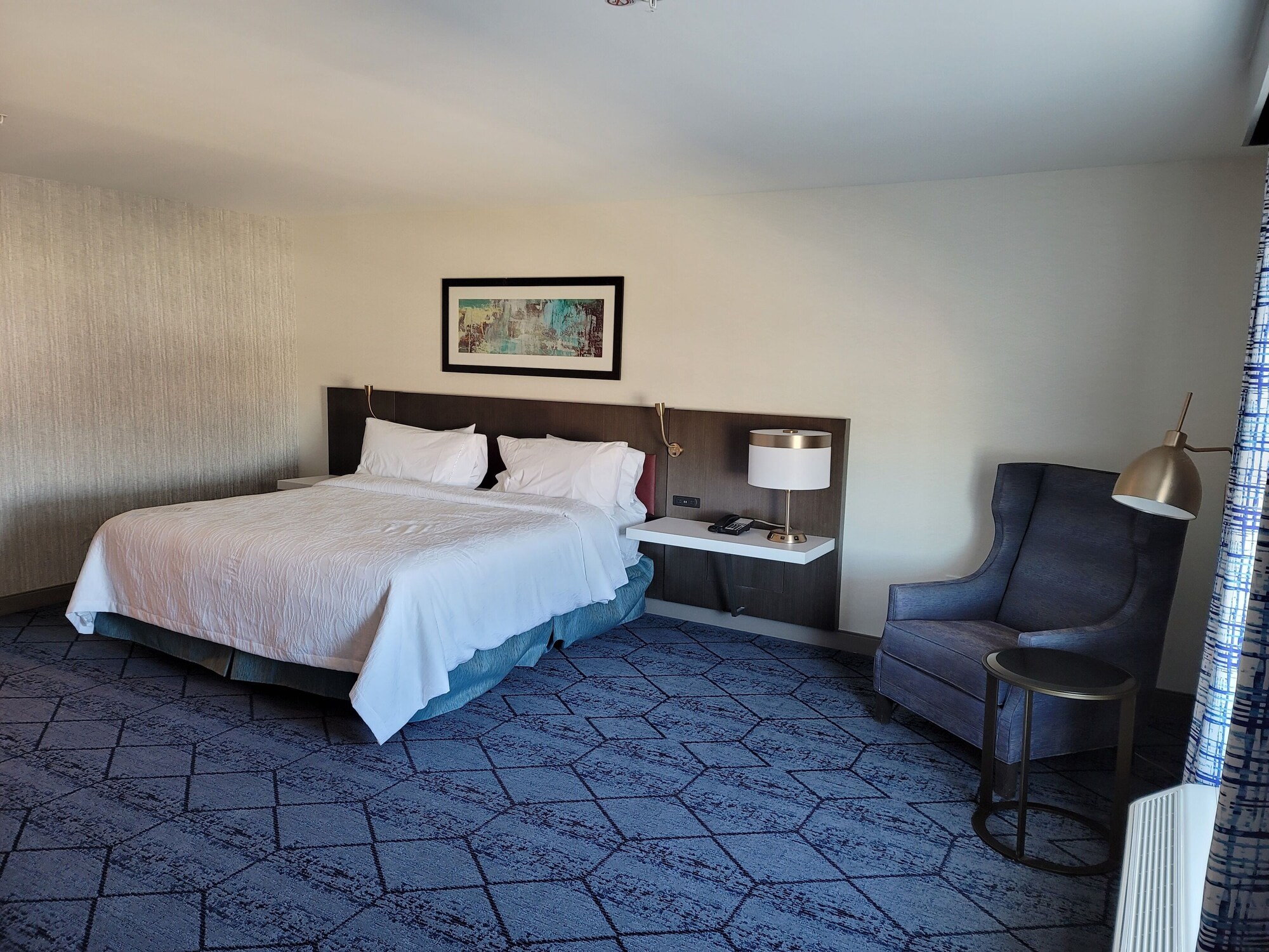 DELUXE, KING BED, ACCESSIBLE