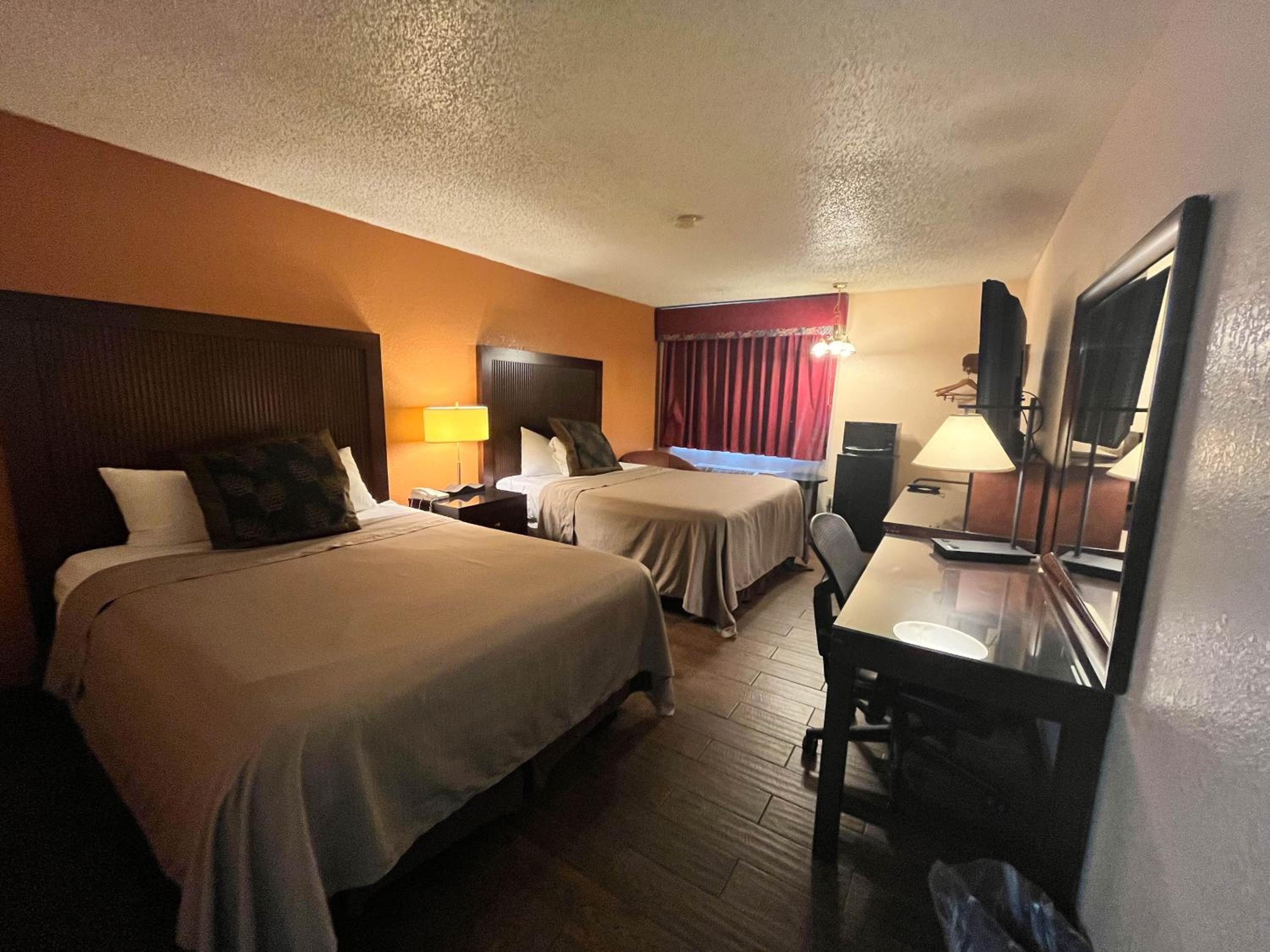 2 Queen Beds - Smoking, Micfridge