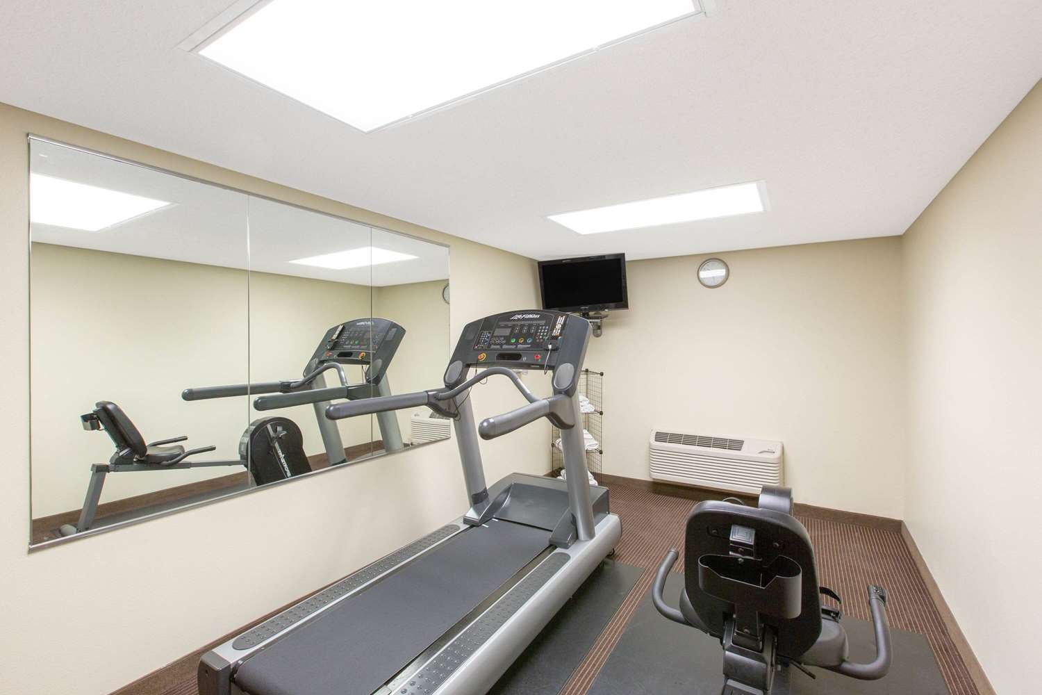 AmericInn by Wyndham Ottumwa 10/24
