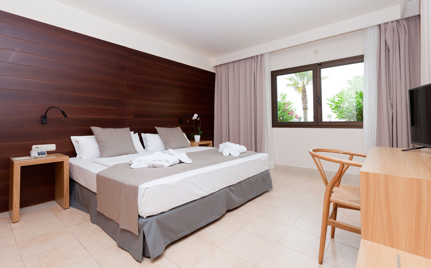 Room, Garden View