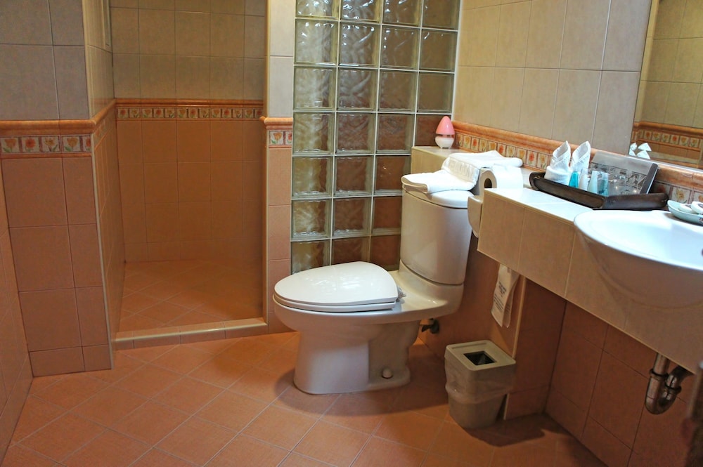 SAFARI BEACH HOTEL 38/48