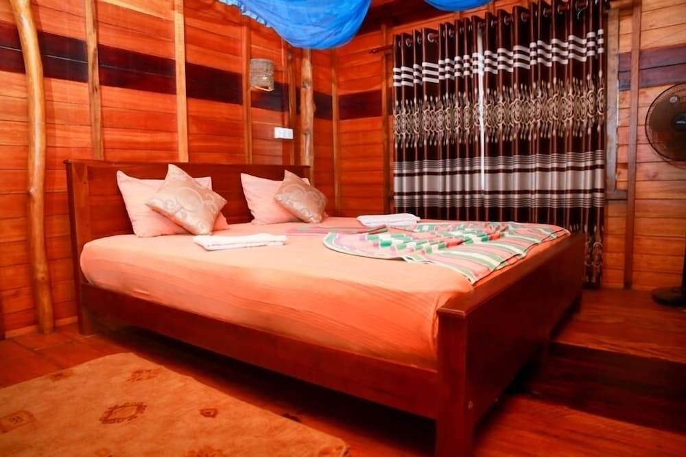 Harmony Beach Bungalows 4/24