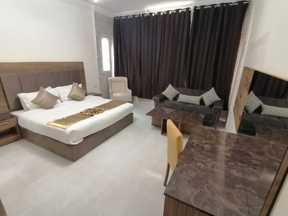 ايوان الاندلسية(Iwan AlAndalusia hotel suites Alrehab) 4/30