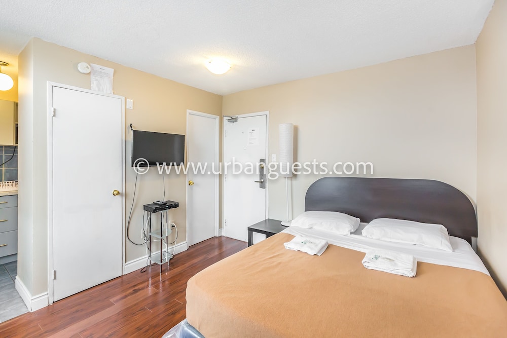 Toronto Furnished Living 17/52