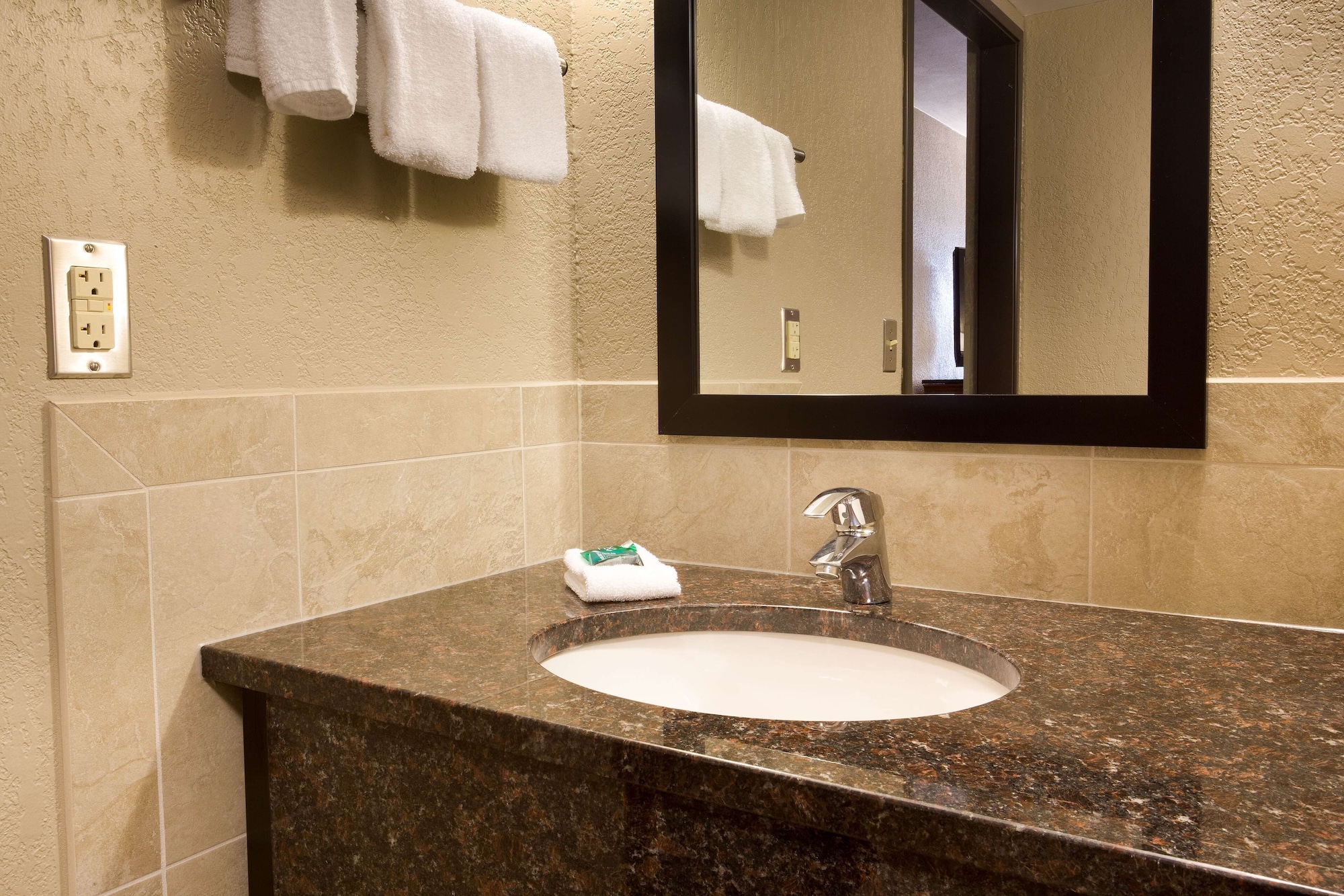 غرفة ديلوكس بسرير كينج في طابق مرتفع، Drury Inn Suites North Austin 6/6