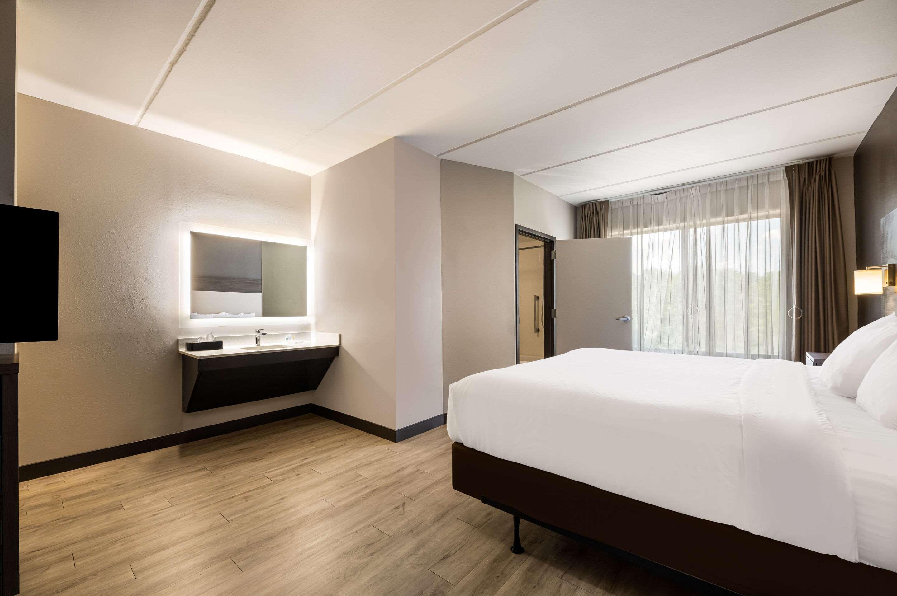 SUITE, KING BED, ACCESSIBLE