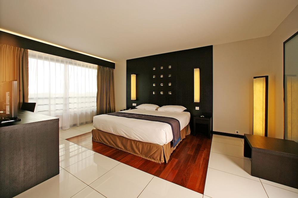 1 Bedroom, Junior Suite, Street Side View