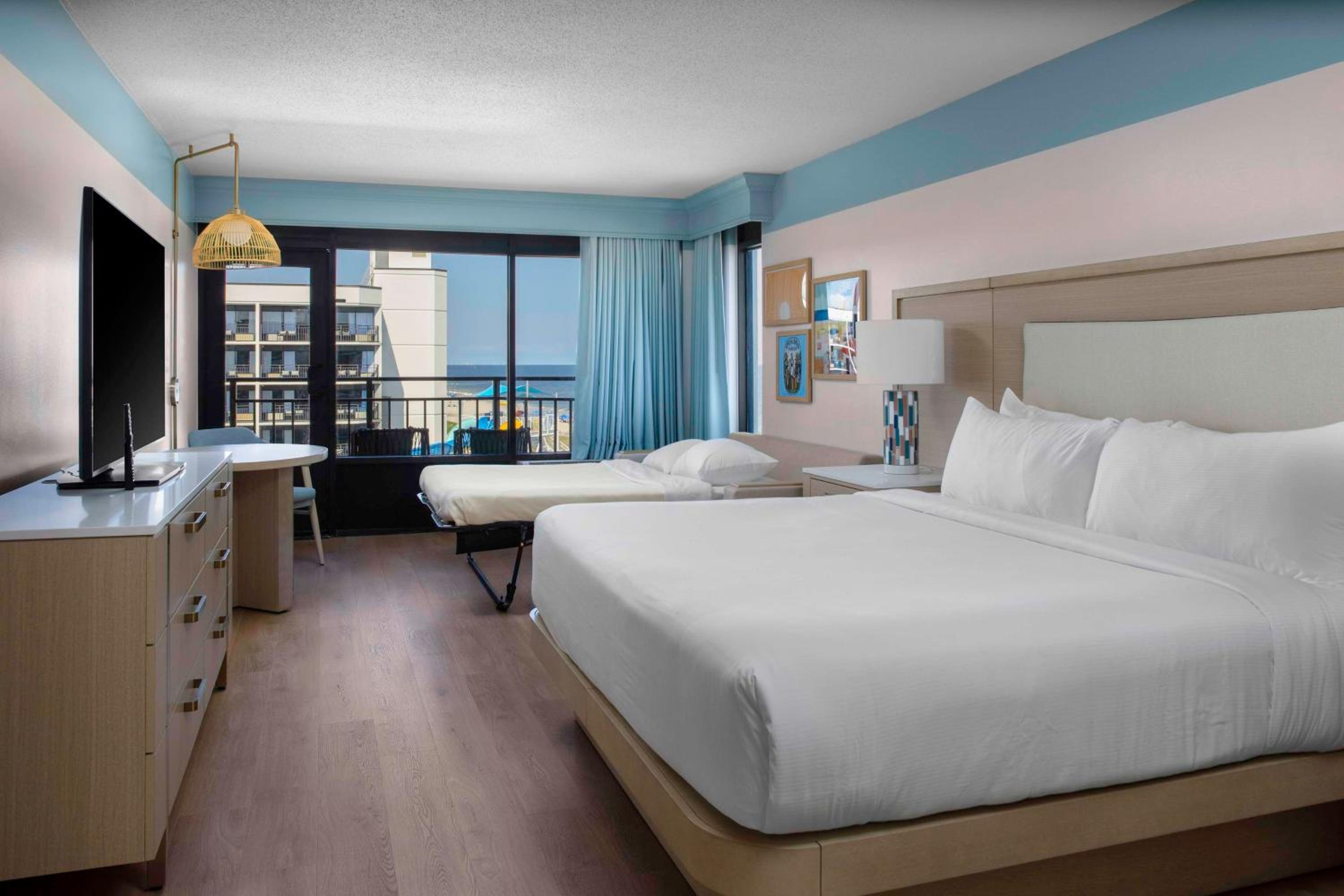 ROOM, KING BED, PARTIAL OCEAN VIEW, SOFA