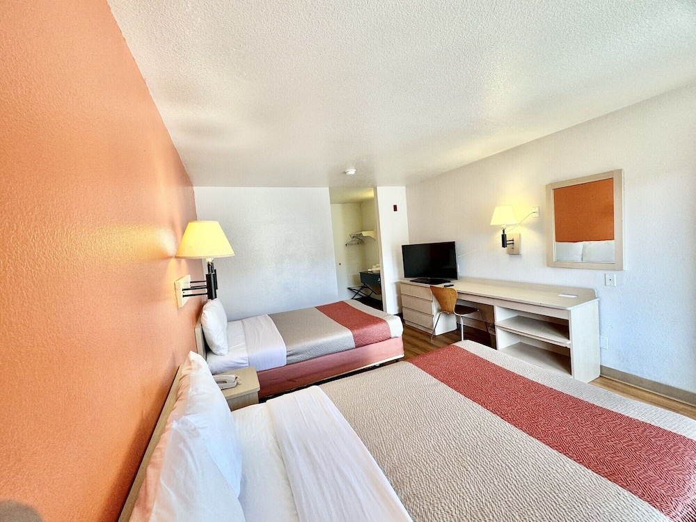 Motel6 Bellflower, CA - Los Angeles 25/65
