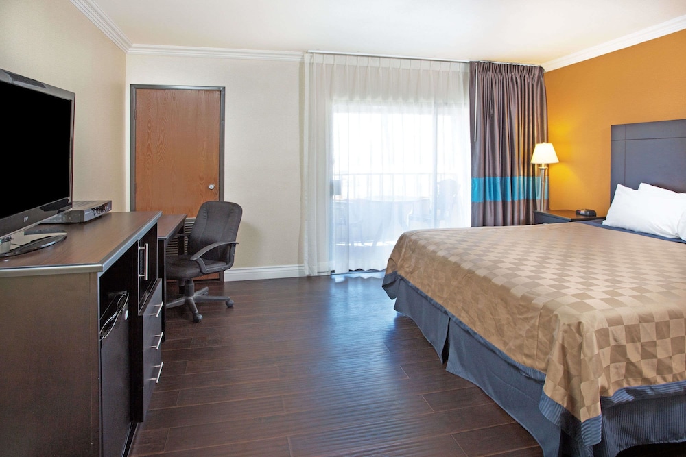 Travelodge by Wyndham Sunset-Huntington Beach Ocean Front 8/15