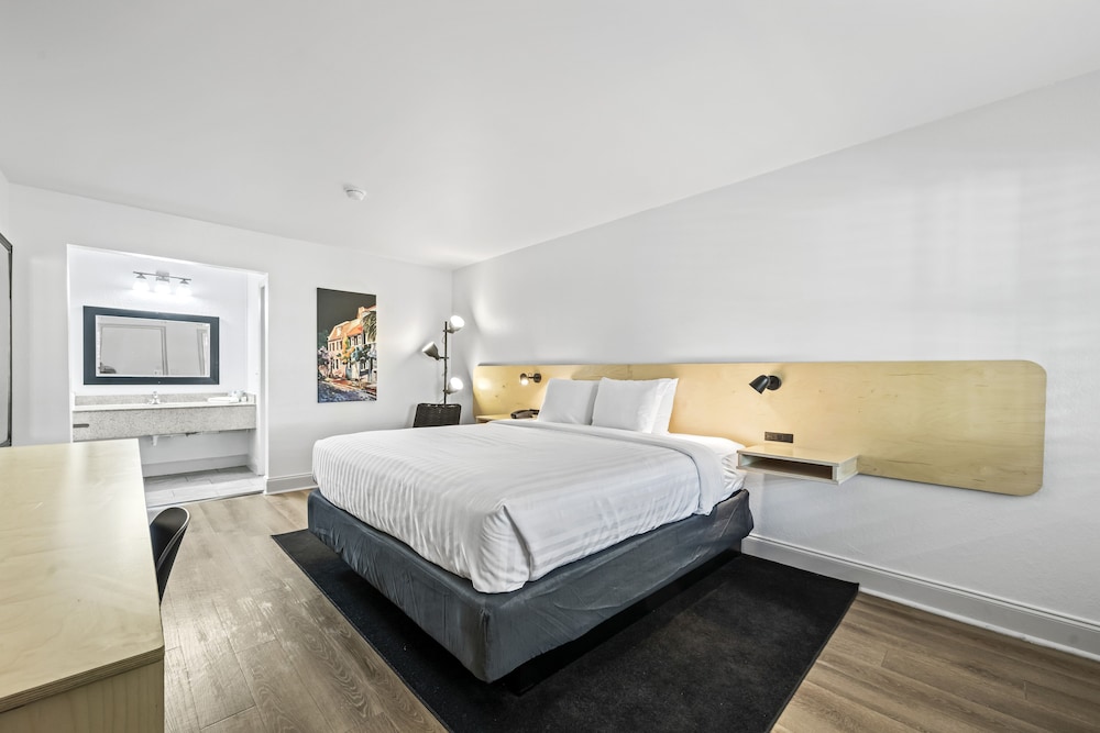غرفة بسرير كينج يُسمح فيها بالحيوانات الأليفة، Charleston Creekside Inn 2/4