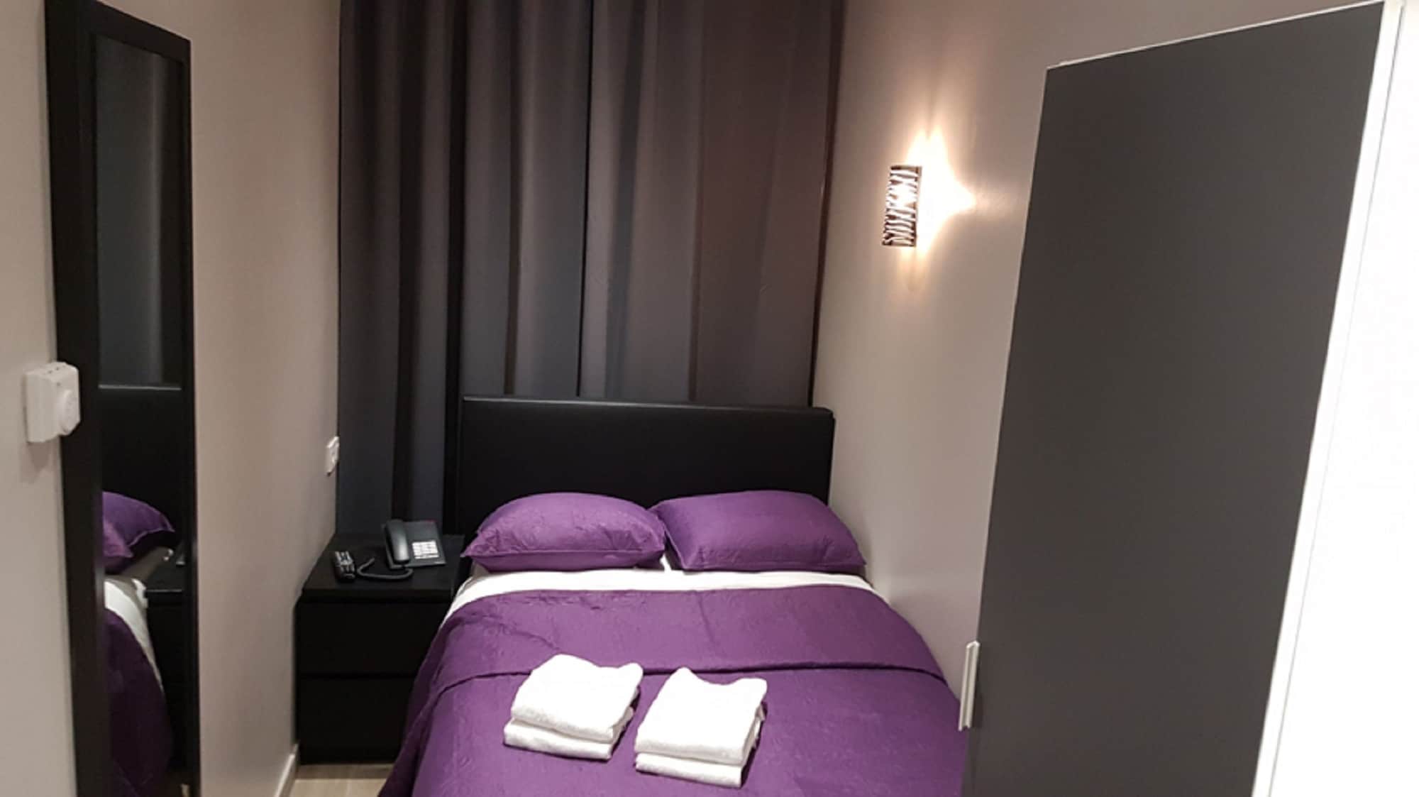 ROOM, SINGLE