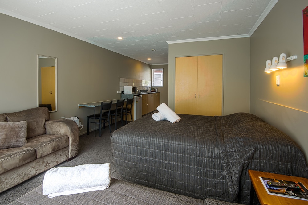 Manuka Crescent Motel 13/63