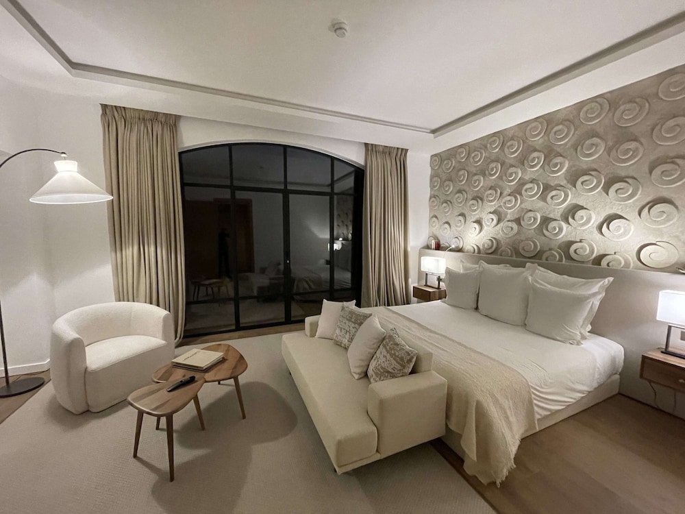 TRADITIONAL, SUITE