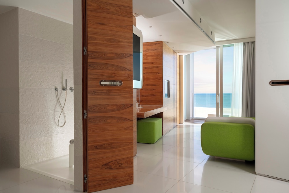 i-Suite Hotel 50/50