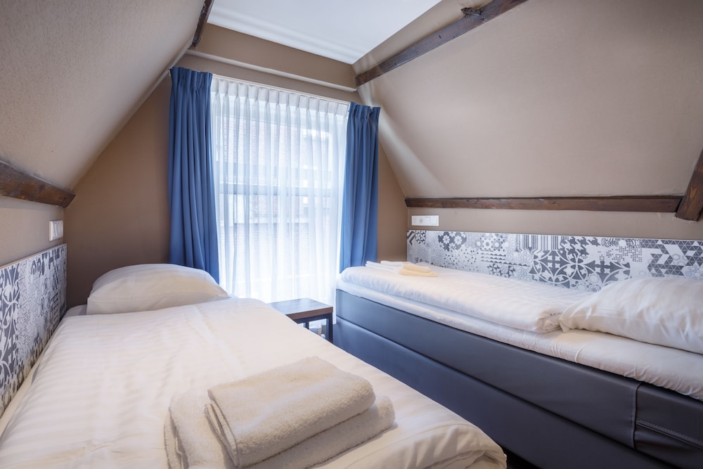 ROOM, TWIN BEDS