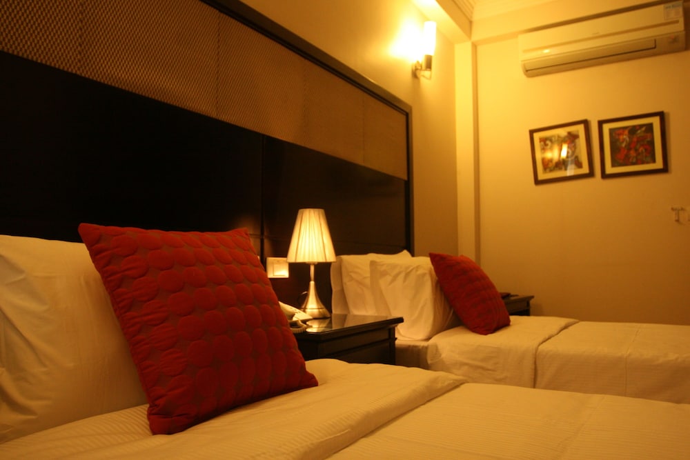 Emblem Hotel 22/67