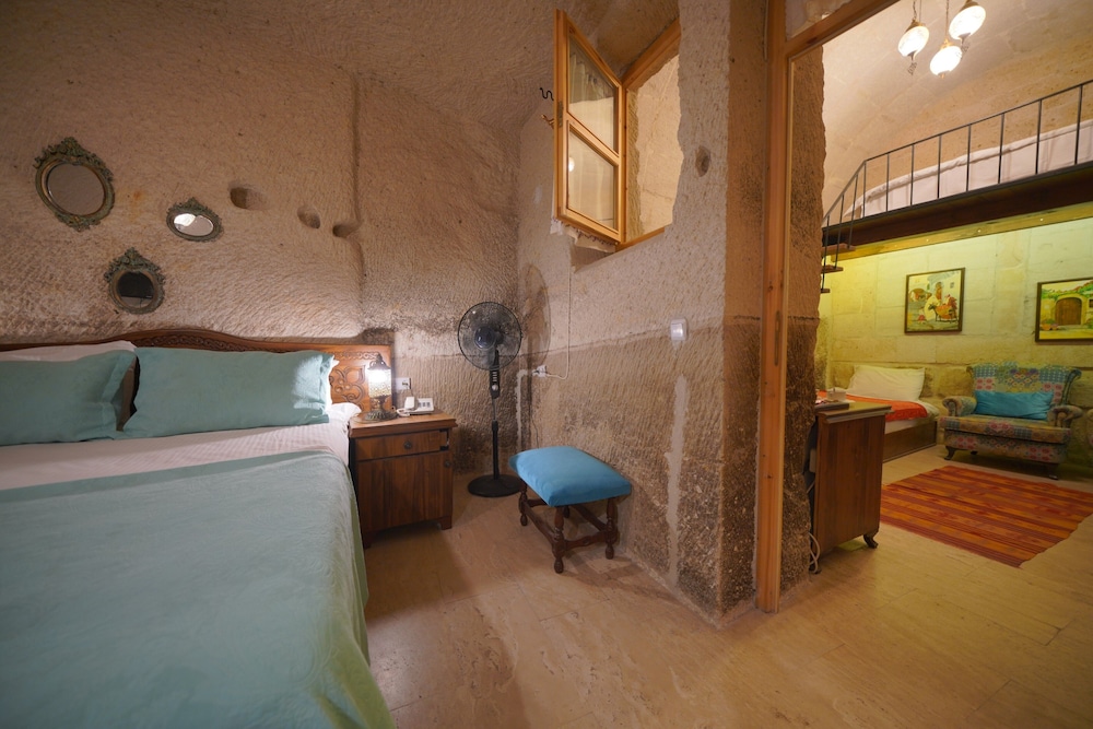 Salkim Cave House 50/50