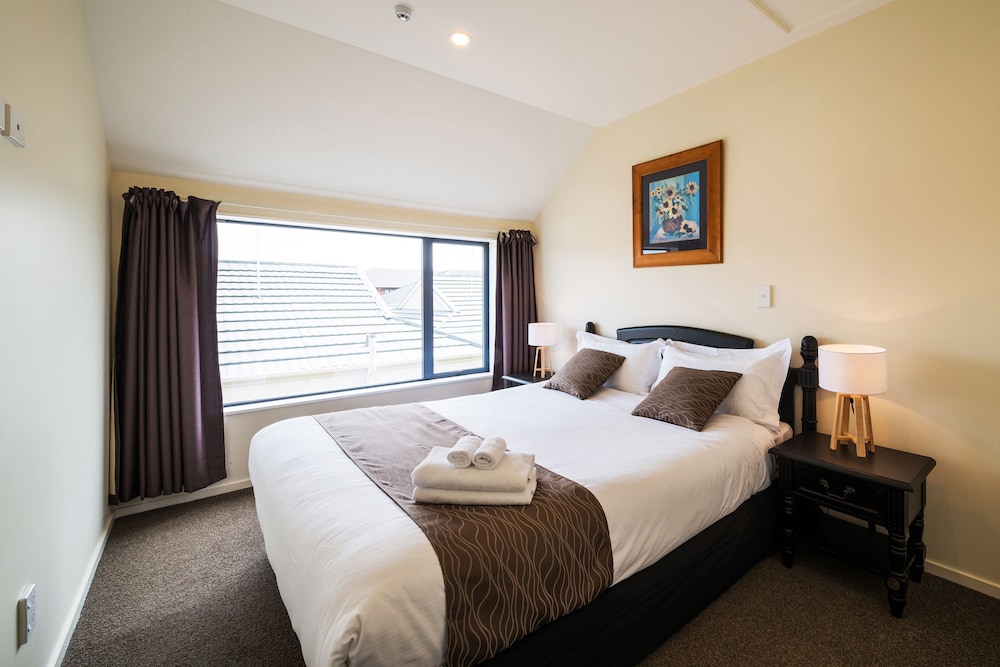 2 BEDROOMS, SUITE