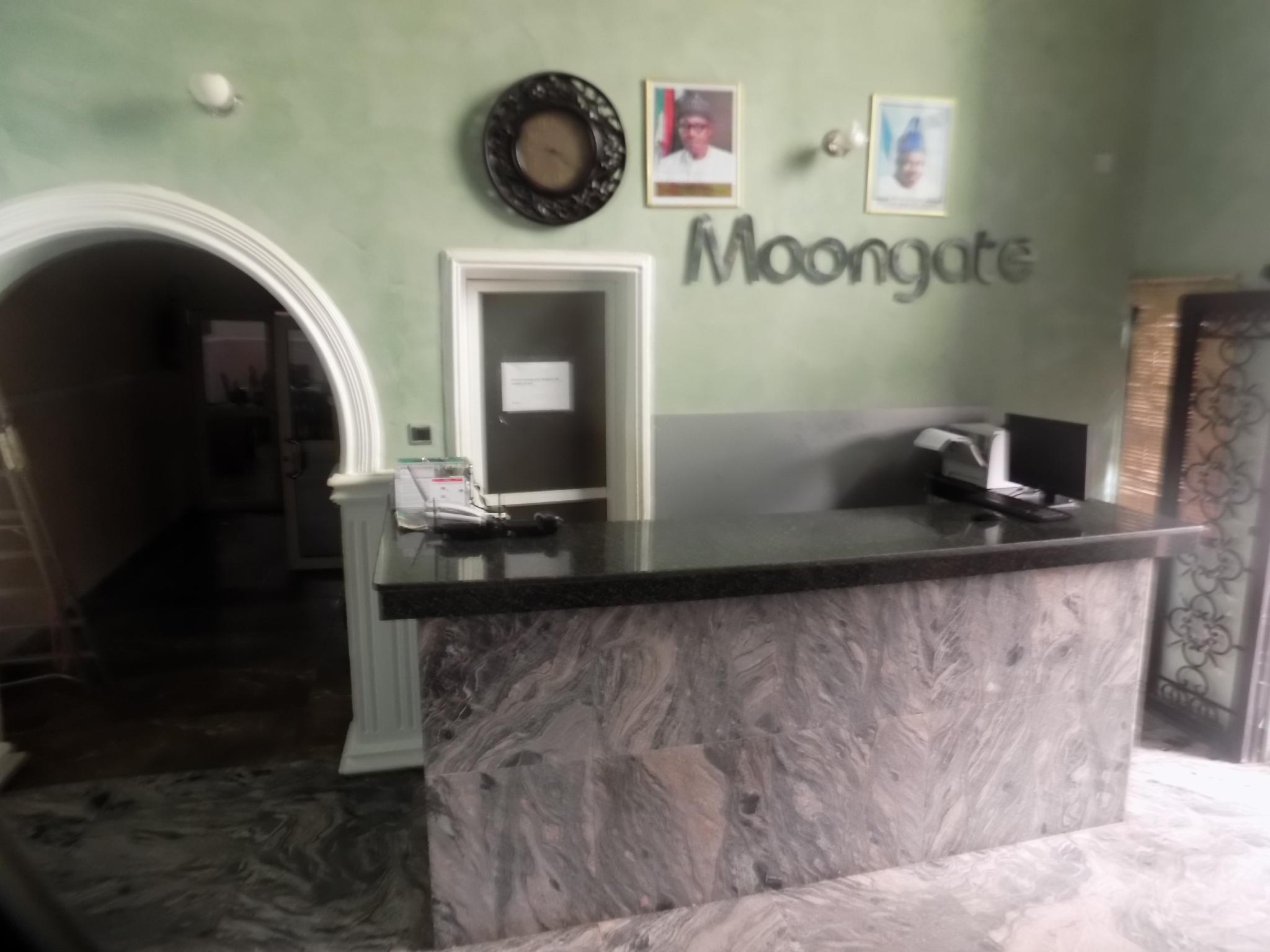 Moongate Hotel And Suites 2/6