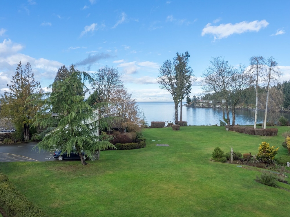 Pacific Shores Resort & Spa 42/48
