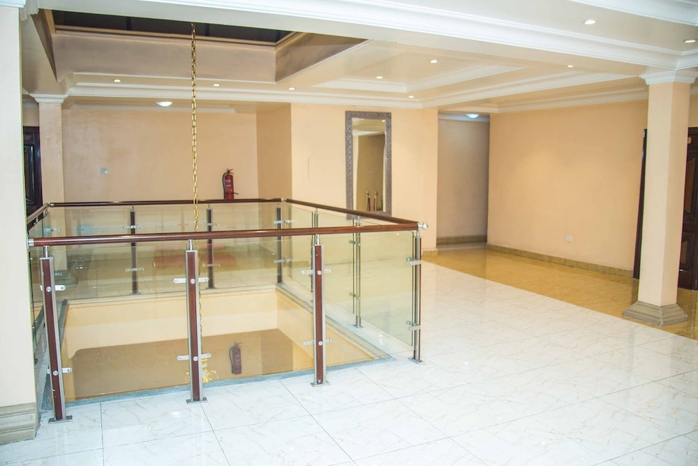 Royal Crest Hotel & Suites 4/50
