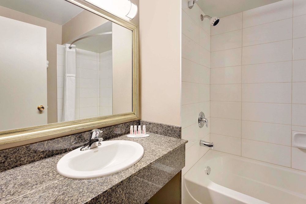 Ramada By Wyndham Kamloops 11/47