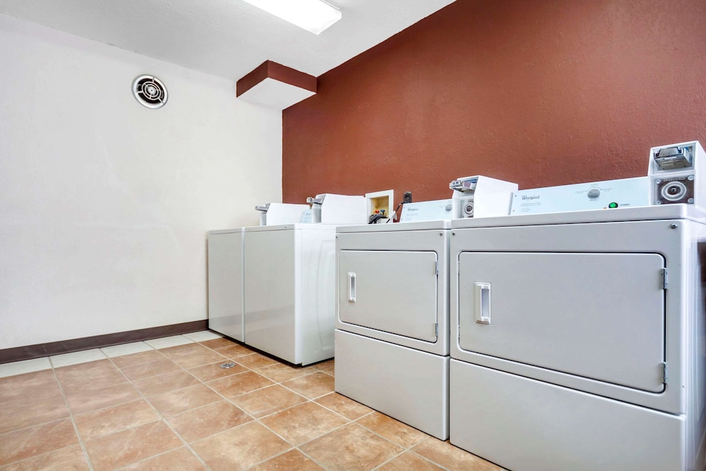 Econo Lodge Black Hills 6/46