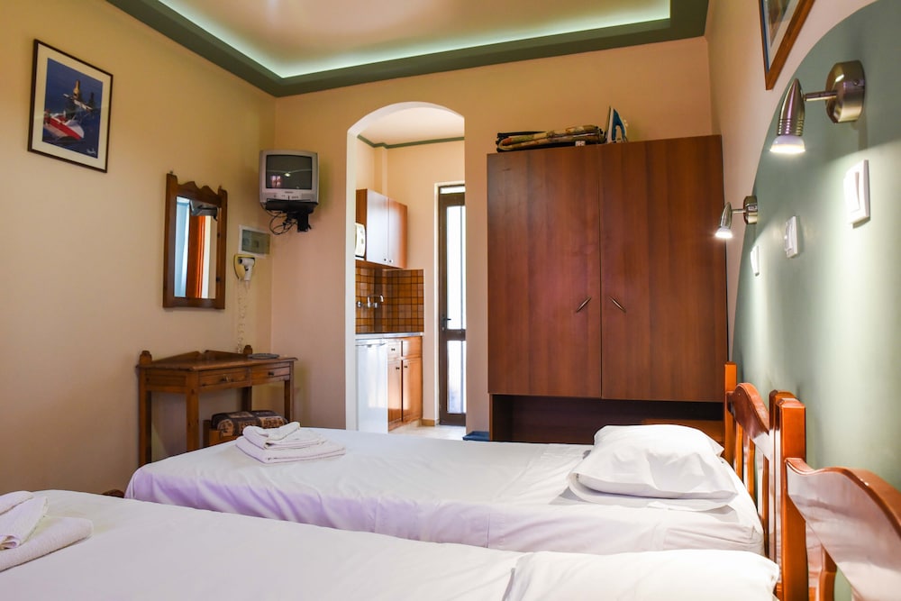 Basic, Studio, 1 Double and 1 Single Bed, Chrysoula 2/4