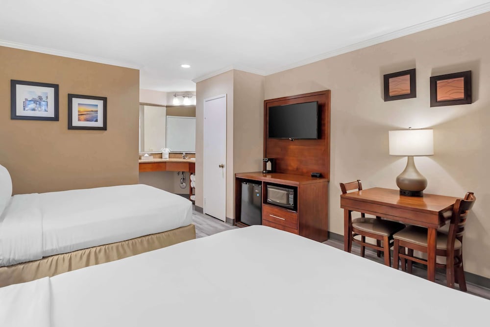 STANDARD, 2 QUEEN BEDS