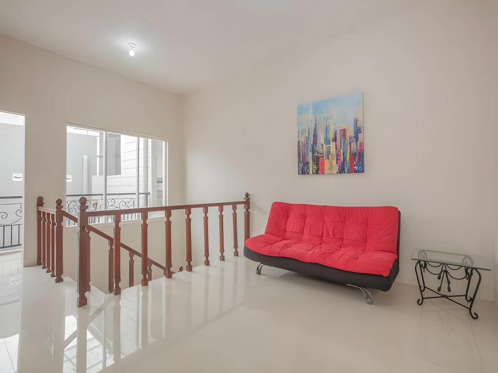 RedDoorz near Ciputra Golf Surabaya 36/50