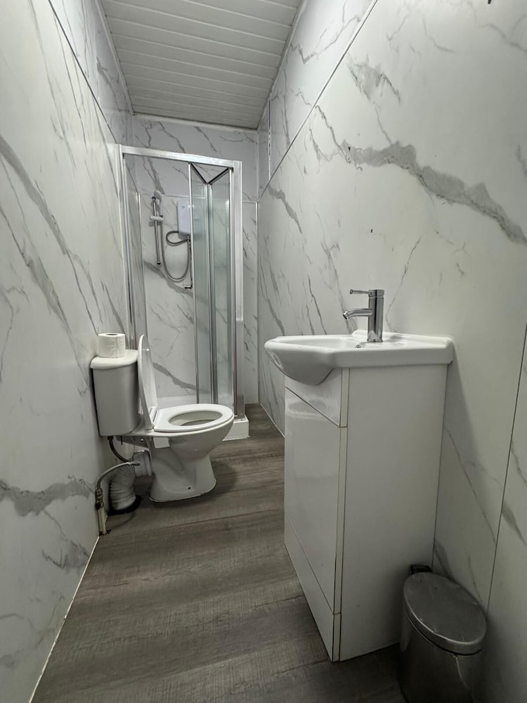 OYO Weaste Hotel 50/50