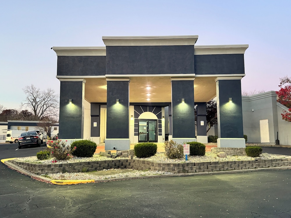 Quality Inn & Suites Cincinnati Uptown Norwood photo3