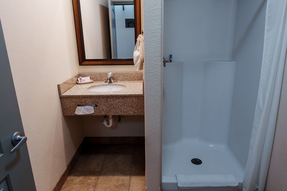 غرفة قياسية مفردة بسرير كينج، Price Pointe Inn 5/5