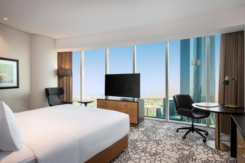 GUEST ROOM, KING BED