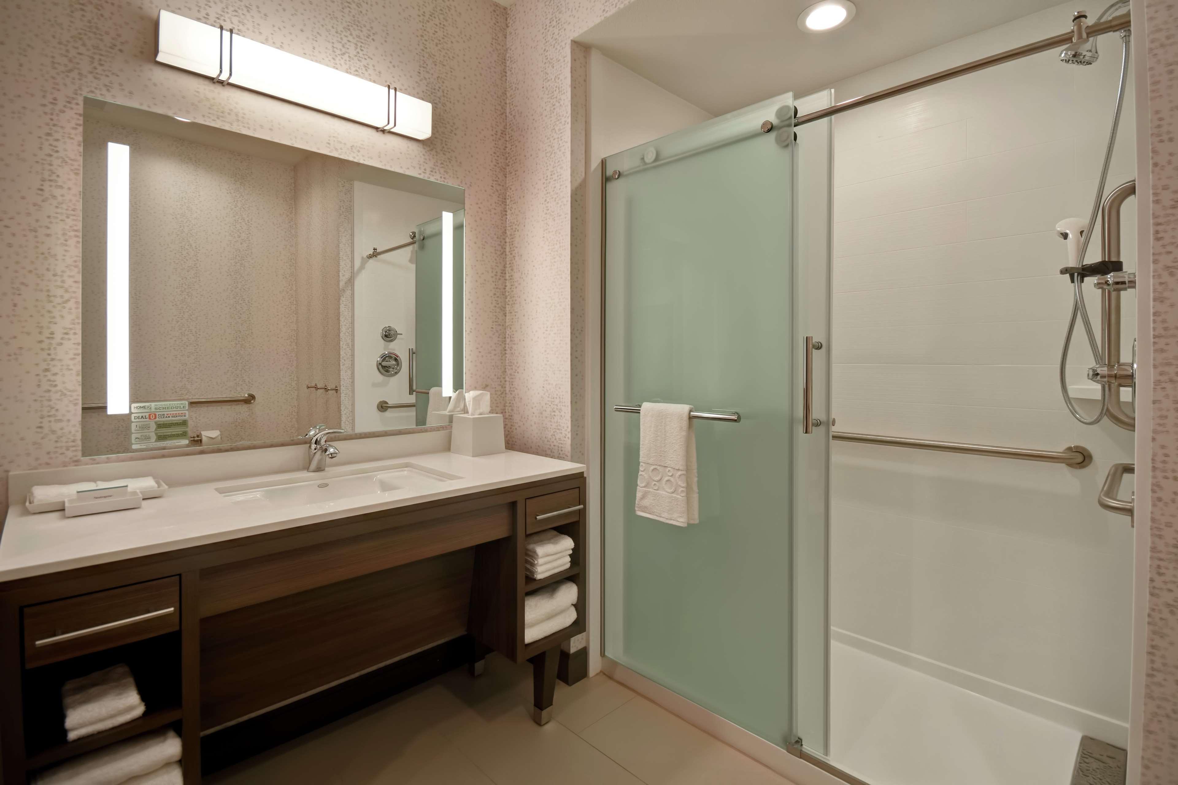 SUITE, KING BED, ACCESSIBLE