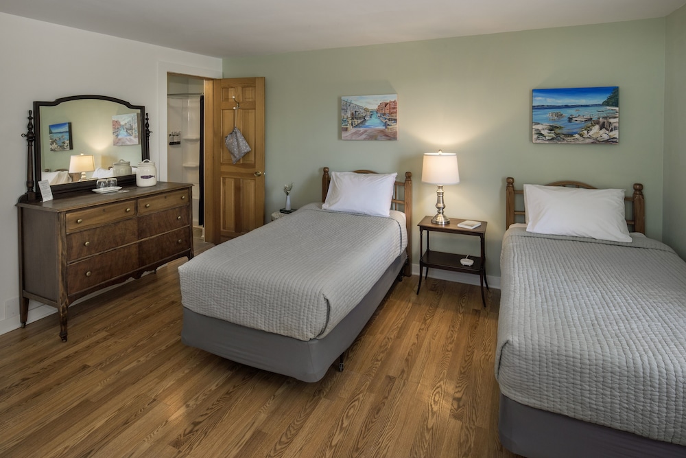 Island, Twin Beds, Private Bathroom