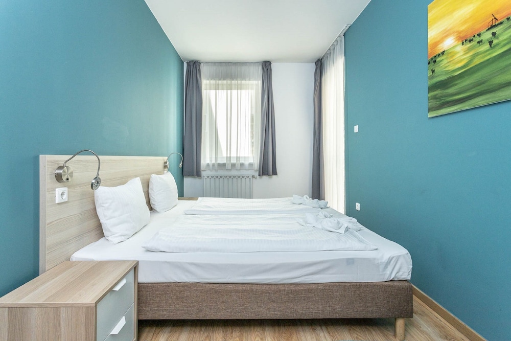 Corvin Plaza Apartments And Suites 23/54
